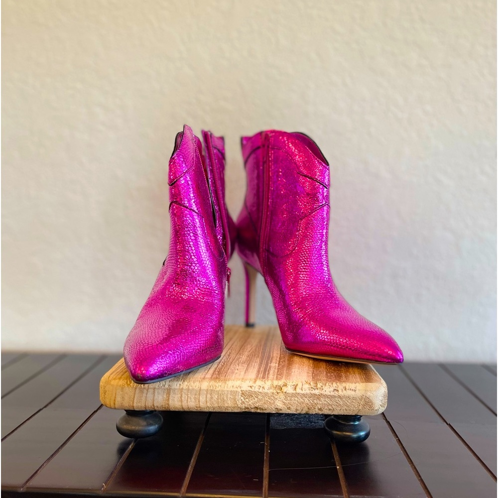 GIANNI BINI NWT Fuchsia Pink Heeled Ankle Boots. Size: 6